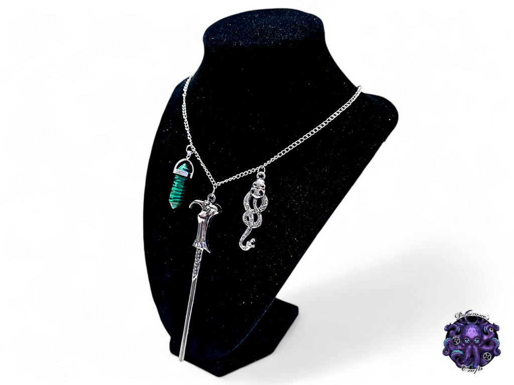 Collar, plata, cadena, verde, piedra, accesorio de moda, varita, magia, mago, bruja, llave, casa