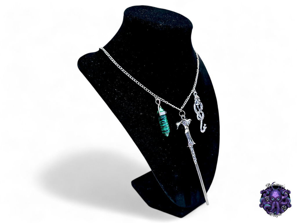Collar, plata, cadena, verde, piedra, accesorio de moda, varita, magia, mago, bruja, llave, casa