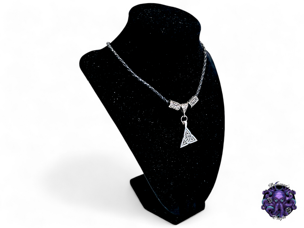 Collar, colgante, triketra, nudo celta, runa, vikingo, bruja, brujería, cordón de cuero, regalo para ella, LARP, disfraz, plata