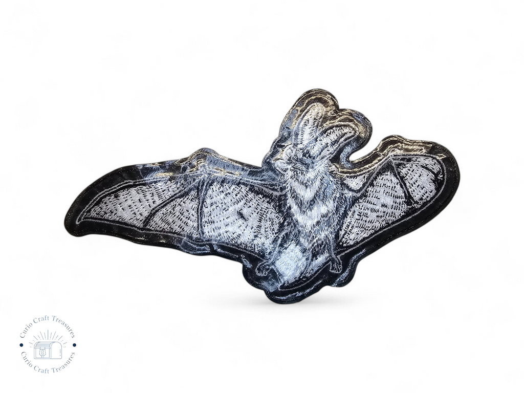 Écusson brodé moyen, thermocollant, avec colle, idéal pour les loisirs créatifs. Broderie, tissu, chauve-souris, réaliste, animal, gothique, noir et blanc, vampire.