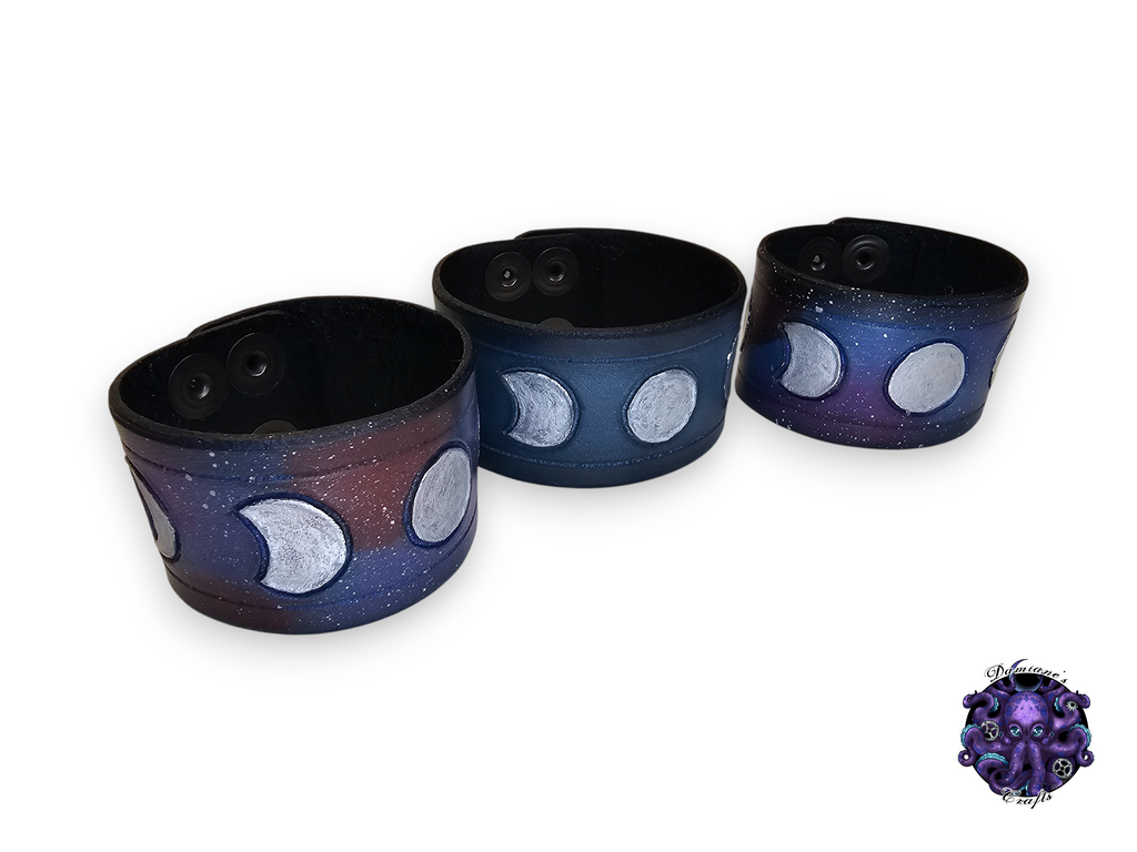 Bracelet en cuir véritable, manchette, motif phases de la lune, croissant de lune, déesse, Wicca, sorcière, style gothique, punk, rock, métal, heavy metal, nébuleuse, bleu, accessoire de mode