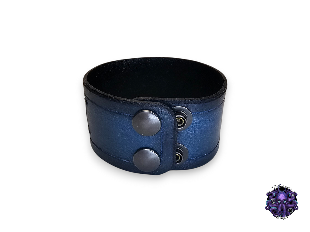 Bracelet en cuir véritable, manchette, motif phases de la lune, croissant de lune, déesse, Wicca, sorcière, style gothique, punk, rock, métal, heavy metal, nébuleuse, bleu, accessoire de mode