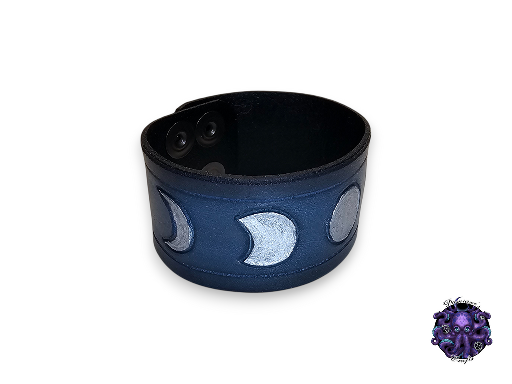 Bracelet en cuir véritable, manchette, motif phases de la lune, croissant de lune, déesse, Wicca, sorcière, style gothique, punk, rock, métal, heavy metal, nébuleuse, bleu, accessoire de mode