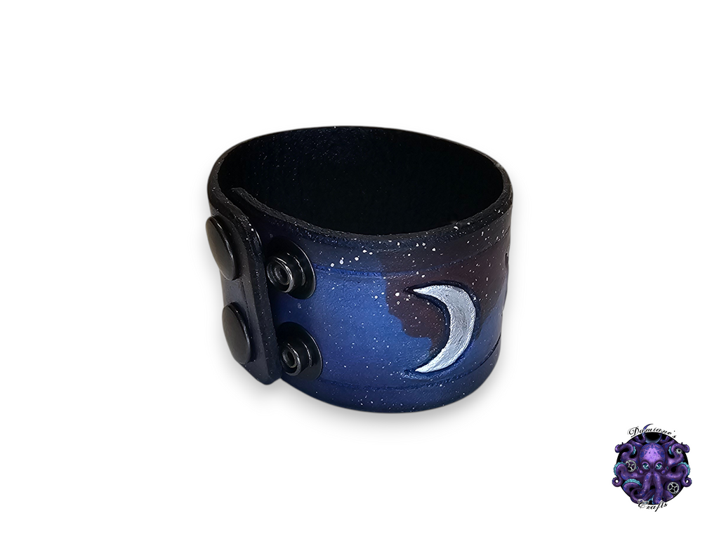 Bracelet en cuir véritable, manchette, motif phases de la lune, croissant de lune, déesse, Wicca, sorcière, style gothique, punk, rock, métal, heavy metal, nébuleuse, bleu, accessoire de mode