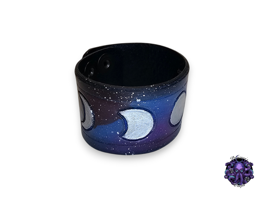 Bracelet en cuir véritable, manchette, motif phases de la lune, croissant de lune, déesse, Wicca, sorcière, style gothique, punk, rock, métal, heavy metal, nébuleuse, bleu, accessoire de mode