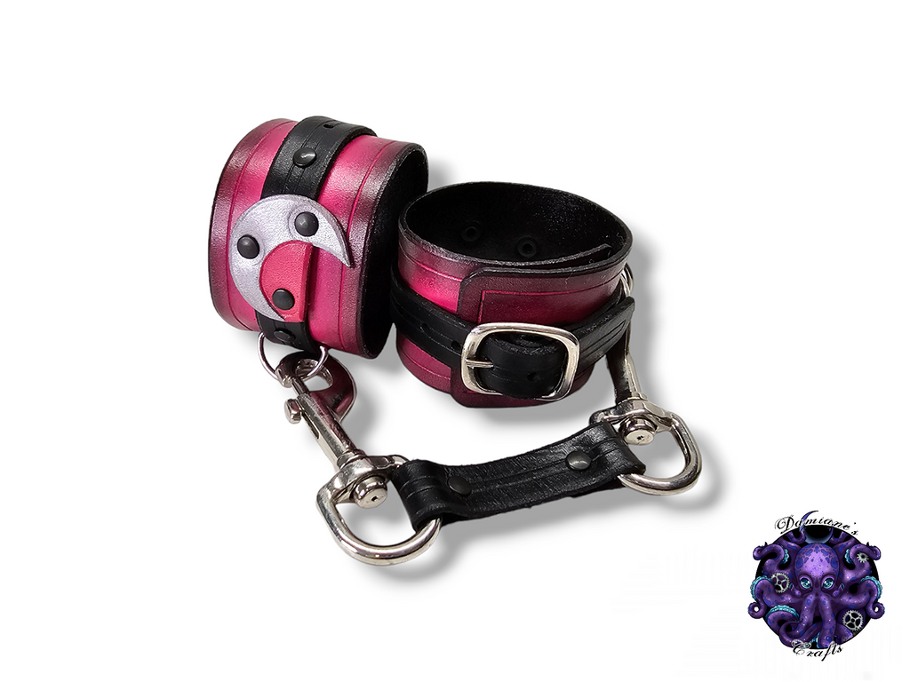 Cuero auténtico, esposas, muñequeras, puños, luna creciente, medieval, gótico, punk, rock, metal, heavy metal, accesorio de moda, bdsm, muñeca, ataduras, rosa
