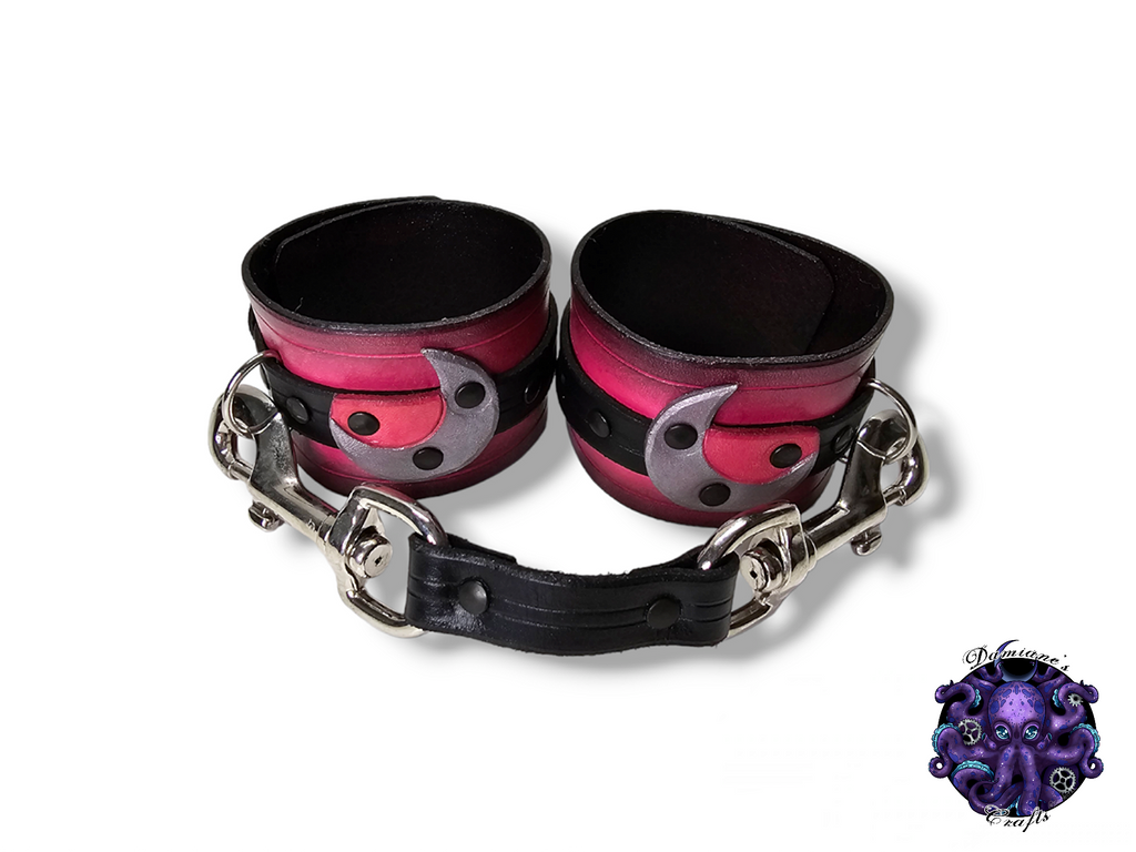 Cuero auténtico, esposas, muñequeras, puños, luna creciente, medieval, gótico, punk, rock, metal, heavy metal, accesorio de moda, bdsm, muñeca, ataduras, rosa