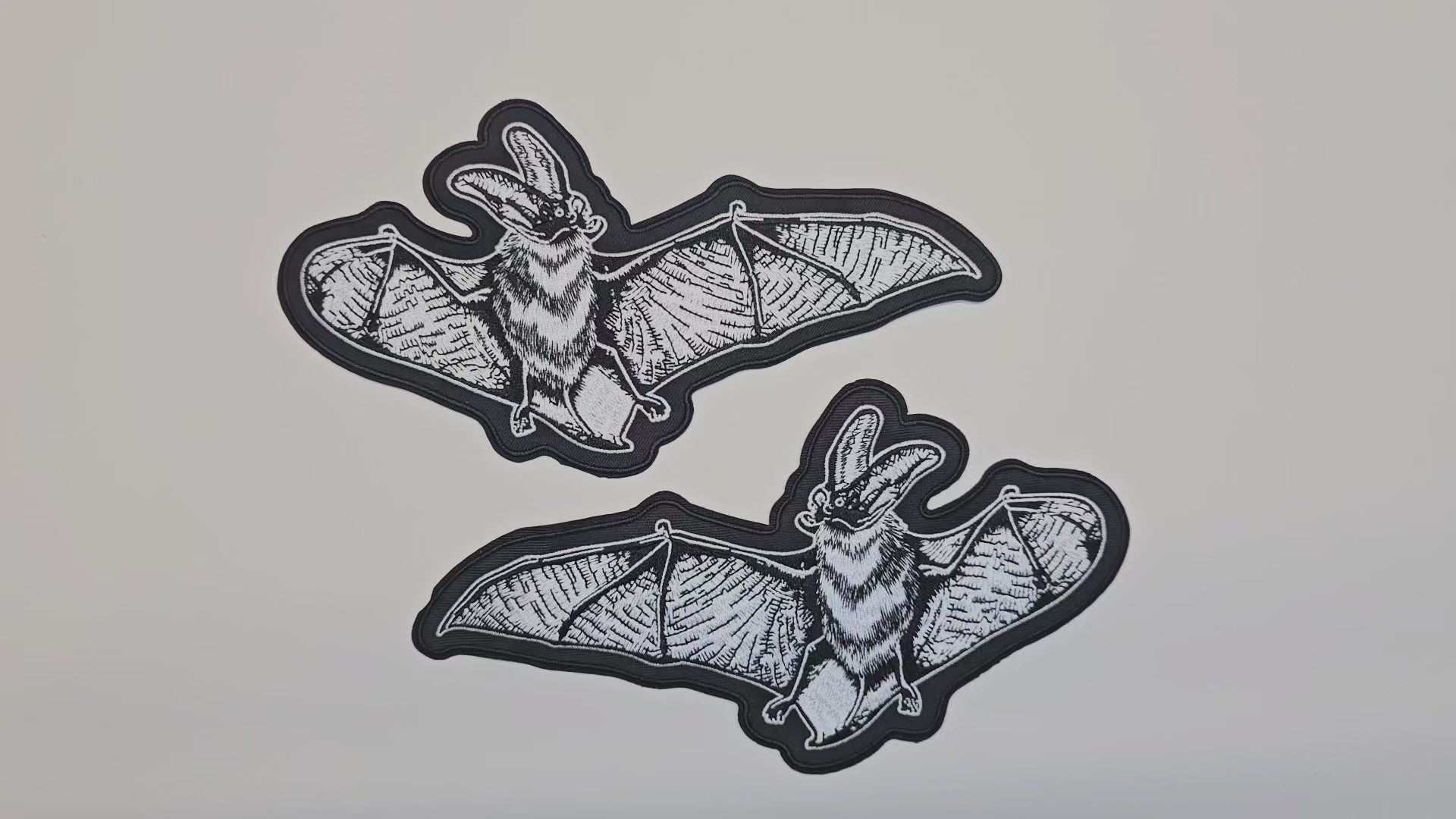 Écusson brodé moyen, thermocollant, avec colle, idéal pour les loisirs créatifs. Broderie, tissu, chauve-souris, réaliste, animal, gothique, noir et blanc, vampire.